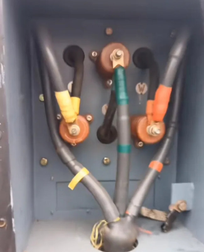 圖為630KW高壓電機接線照片2